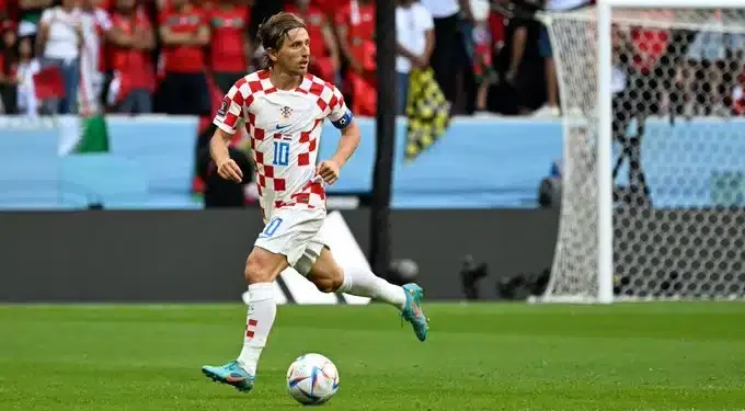 Modric futet në histori, ka luajtur në Evropian dhe Botëror në tri dekada të ndryshme