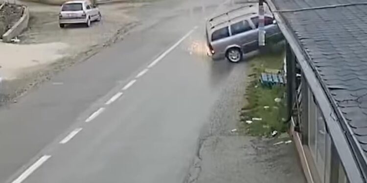 Pamjet e tmerrshme kur vetura godet shtyllën elektrike dhe një shtëpi në Zveçan