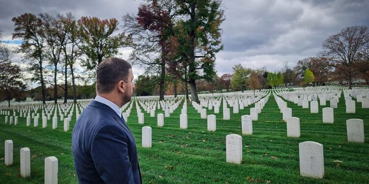 Memli Krasniqi para takimeve zyrtare në Washington bën homazhe tek varrezat e Arlingtonit