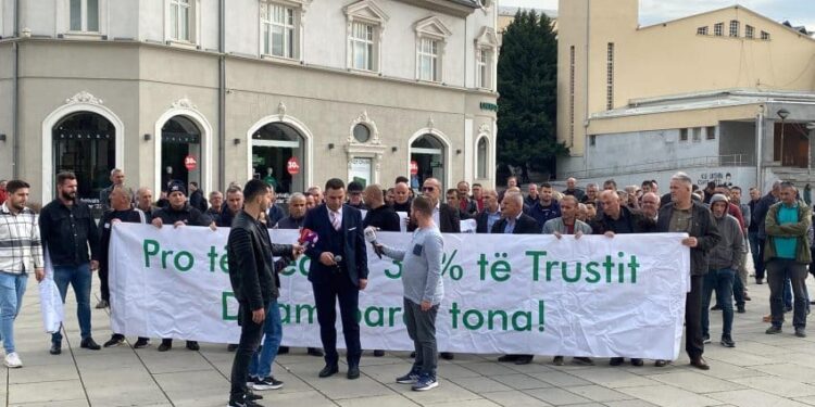 Protesta për Trust/ Qytetarët u kërkojnë deputetëve të votojnë pro tërheqjes së 30 për qind të mjeteve