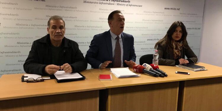Nervozohet Azemi pasi Qeveria i subvencionoi me nga 50 euro punëtorët e sektorit publik: Punëtorët e sektorit privat kanë dyfish paga më të vogla