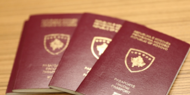 Pa pasaporta deri në janarin e 2023, shumë bashkëatdhetarë jashtë rrezikojnë leje-qëndrimet