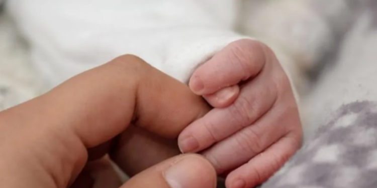 Historia e pazakontë, pas 7 muajsh në koma 23-vjeçarja lind një vajzë të shëndetshme