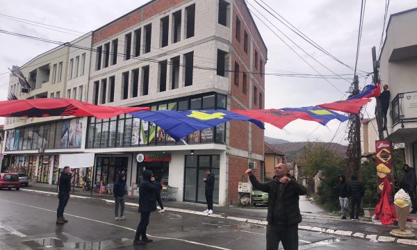 Shqiptarët në Veri kundëpërgjigjen me flamuj të Kosovës dhe ata kuq e zi: Jemi këtu