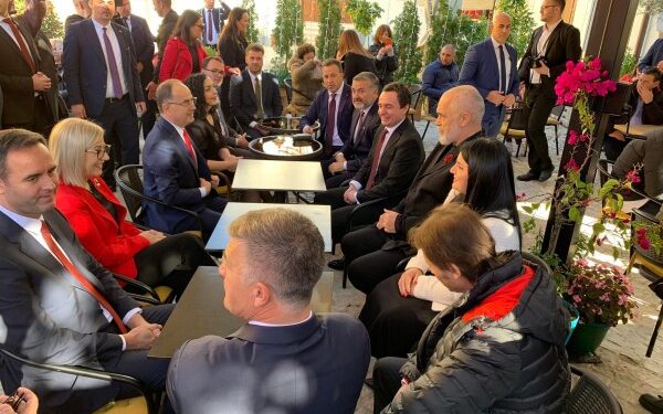 Liderët shqiptarë bashkë në kafe