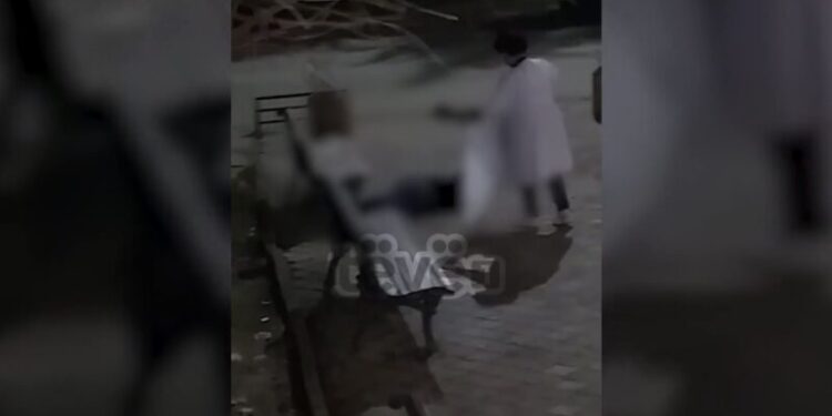 Momenti kur doktoresha mbulon trupin e gruas së vrarë në QKUK (VIDEO)