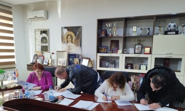 Serbia lidh kontrata pune me serbët e dorëhequr në Kosovë