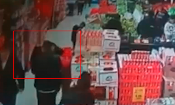 E çuditshme: Punëtori i “Viva Fresh” kafshon në vesh konsumatorin – VIDEO
