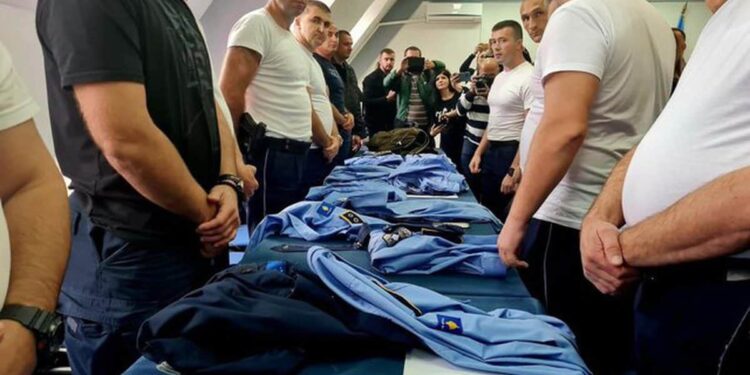 Polici serb i dorëhequr: Jam i gatshëm të luftoj, nëse na detyrojnë që të vendosim targa RKS