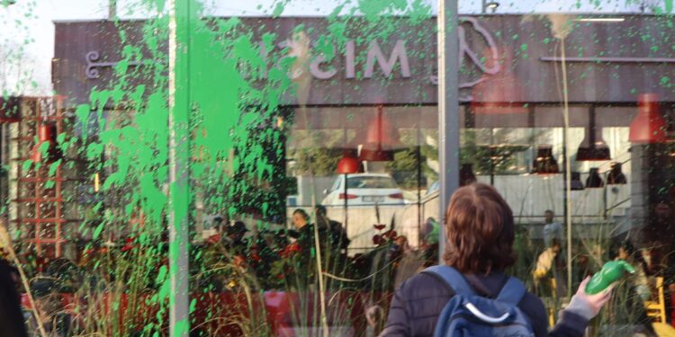 Studentët gjuajnë me ngjyrë lokalet Missini dhe Heb’s tek parkingu i ri në Prishtinë, e quajnë uzurpim të hapësirës publike