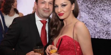 Si rrallë herë Adelina Ismaili shihet në drekë me bashkëshortin