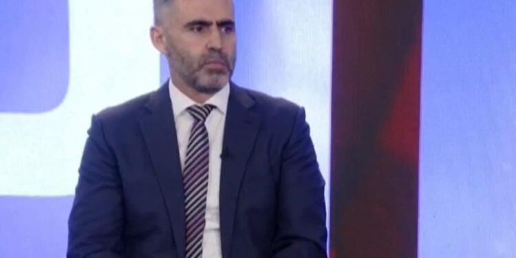 Avokati Berisha pas uljes së pagave: Epoka e nënshtrimit të sistemit të drejtësisë po zë rrënjë