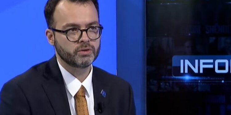 Këshilltari i presidentes Osmani: Serbët vendor të Kosovës nuk i bashkohen protestës, ata nuk duan të jenë mish për top për regjimin e Vuçiqit