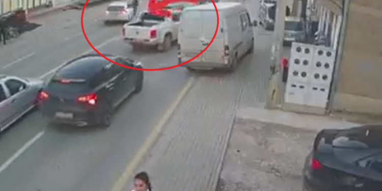 Momenti kur vetura godet një këmbësor në Prishtinë
