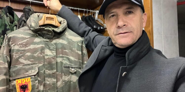 Situata në veri, Selim Pacolli publikon fotografi me uniformën e UÇK-së