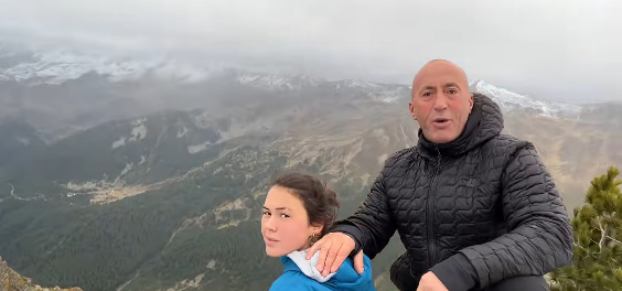 Haradinaj bën ngjitje në mal së bashku me vajzën e tij