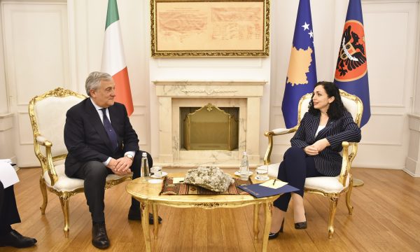 Osmani mesazh kryediplomatit italian: Po bëhen përpjekje të gjendet zgjidhje e pranueshme për targat
