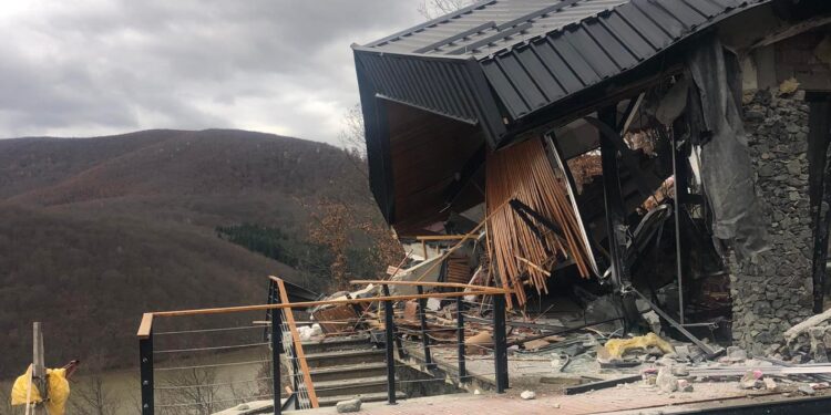 Pamje të vilës së rrënuar në Batllavë