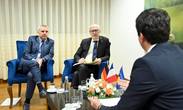 Kurti pret vonë në takim ambasadorin gjerman dhe atë francez: Marrëveshja të arrihet brenda 48-orëshit