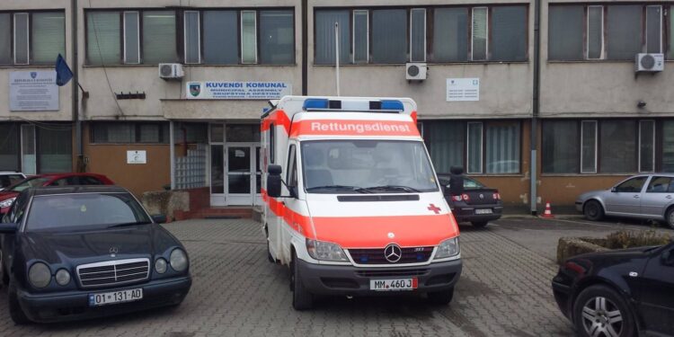 Preu venat, dërgohet në Psikiatri – Kjo është gjendja e sigurimit që tentoi vetëvrasjen në vendin e punës