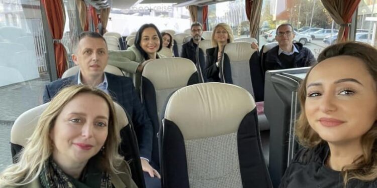 Deputetët e VV-së nisen me autobus drejt Shqipërisë, duken të lumtur