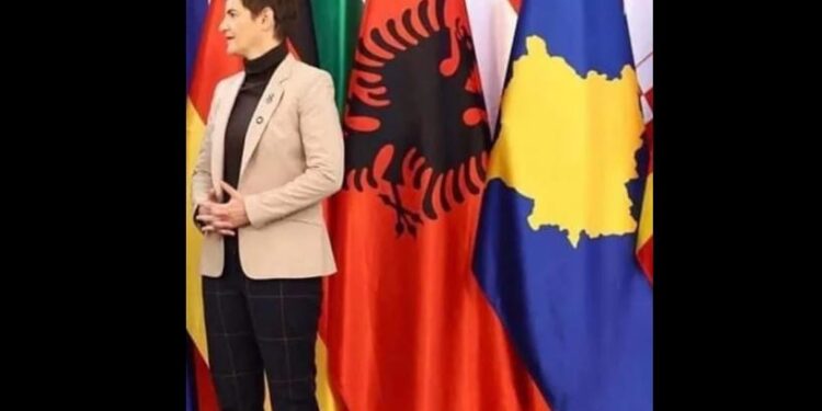 Fotografia pranë flamurit të Kosovës që kryeministrja serbe s’do donte ta shihte kurrë!