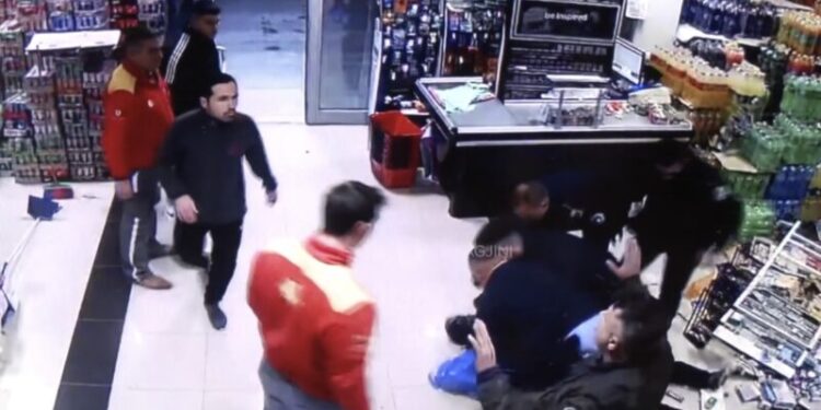 Momenti kur hyn hajni me armë në market, punëtorët e kapin dhe e rrëzojnë  (VIDEO)