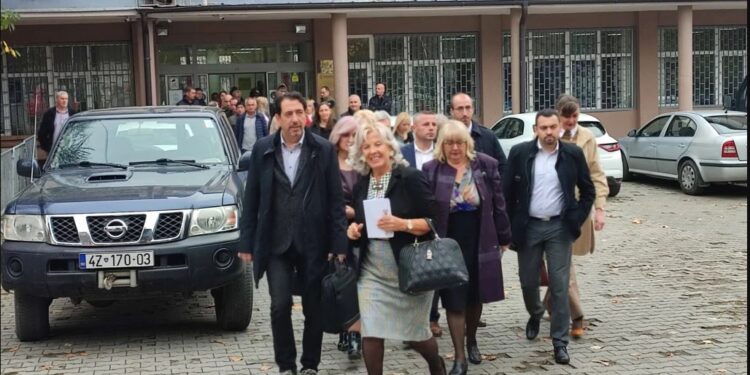 Si po zëvendësohen serbët e dorëhequr nga institucionet e Kosovës?