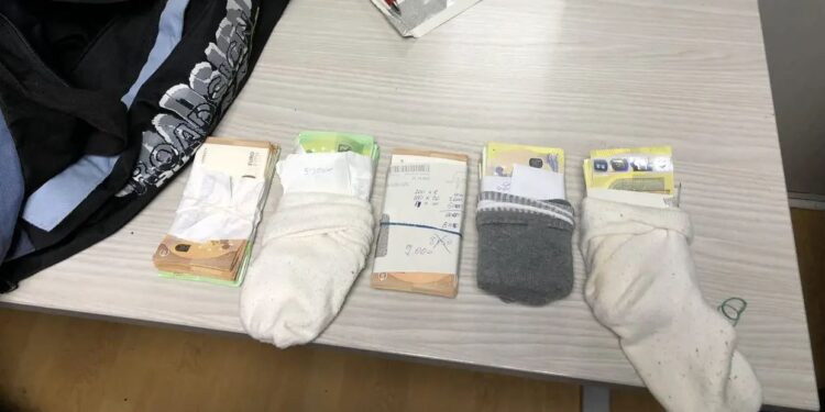 Në pikën kufitare të Preshevës, 55-vjeçari kapet me 59,000 euro të fshehura nëpër çorape