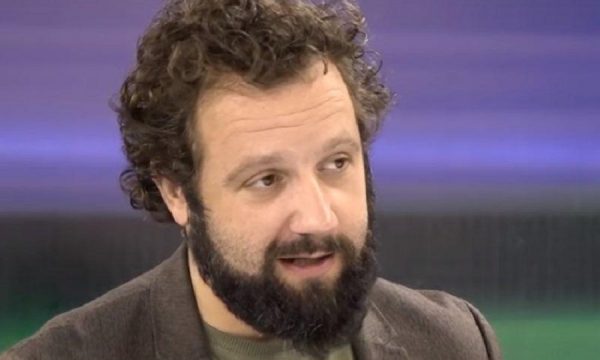 Gazetari kosovar në Beograd: Në Serbi po paraqitet si fitore marrëveshja për targat