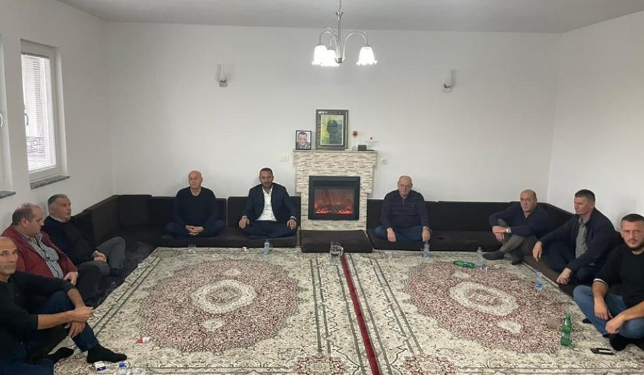 Pajtohen dy familje në Pejë, pamjet i publikon Daut Haradinaj