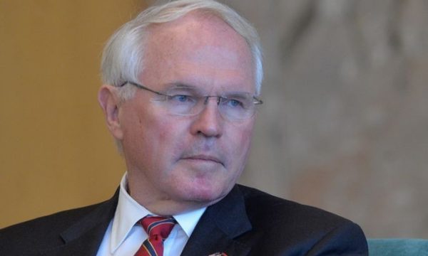 Christopher Hill: Të shtyhet afati për targat së paku për 1 vit