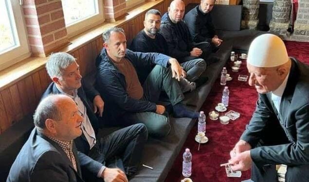 Bashkëpunëtorët e afërt të Thaçit vizitojnë babanë e tij, në dyvjetorin e arrestimit