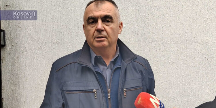 Dy serbë të Veriut regjistrojnë veturat e tyre “KM”, Miliçeviq: Procedura nuk zgjati as dy minuta (dokument)