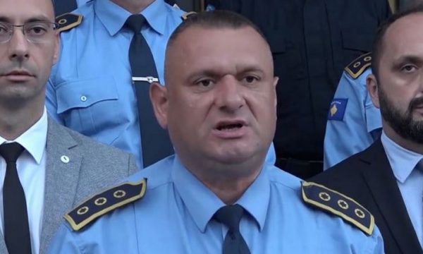 Polici i suspenduar: Nder i madh është kur shteti dhe Vuçiqi të radhisin në mesin e të famshmëve
