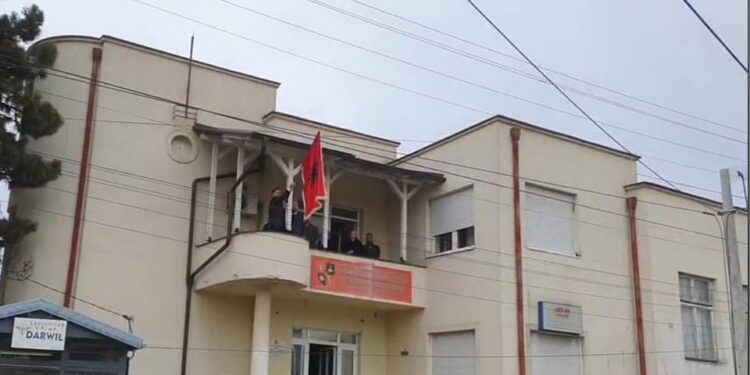 Pavarësisht ndalimit me ligj nga Serbia, Mustafi valëvit flamurin kuq e zi në Preshevë: Përgjithmonë do të valojë në Luginë