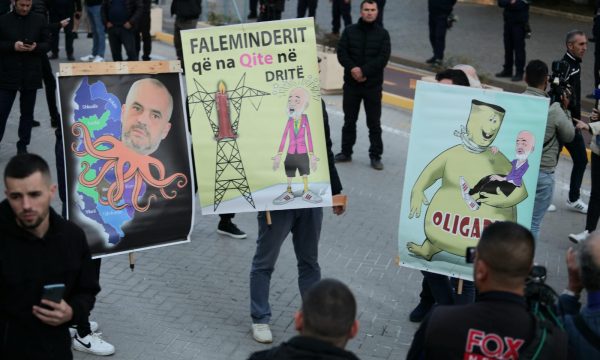 FOTO- Protestuesit “pikturojnë” Ramën: Faleminderit që na qite në dritë