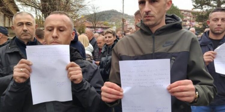 Policët serbë dorëzojnë dorëheqjet në stacionin policor në veri