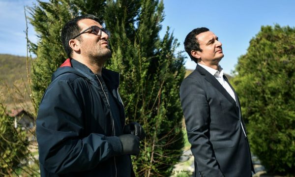 “Mirëmengjes Kryeministër, a kcen prej katit të 12’të nëse ta kërkon Amerika”