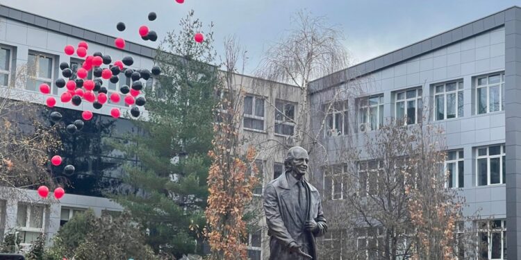 Përurohet shtatorja e Anton Çettës në 110-vjetorin e Pavarësisë së Shqipërisë (FOTO)