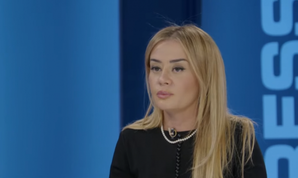 Ish-ministrja Haradinaj po thotë se Facebook-u i saj është vërshuar me fyerja nga aktivistët e VV-së