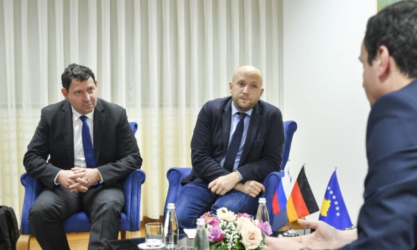 Në orët e vona Kurtit i shkojnë në zyrë dy emisarë evropianë