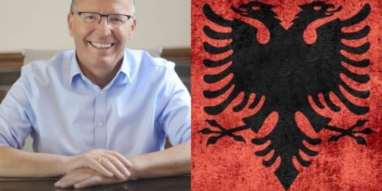 Bedri Hamza uron shqiptarët për festën e 28 Nëntorit
