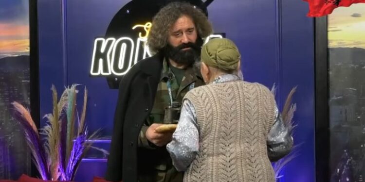 Lokja befasohet kur sheh personin që i ngjan Adem Jasharit, i kishte mbetur pikë ta ushqente