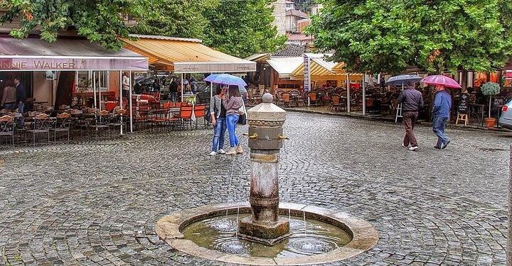 Prizren: Nën ndikimin e alkoolit një grua sulmon një burrë në kafiteri