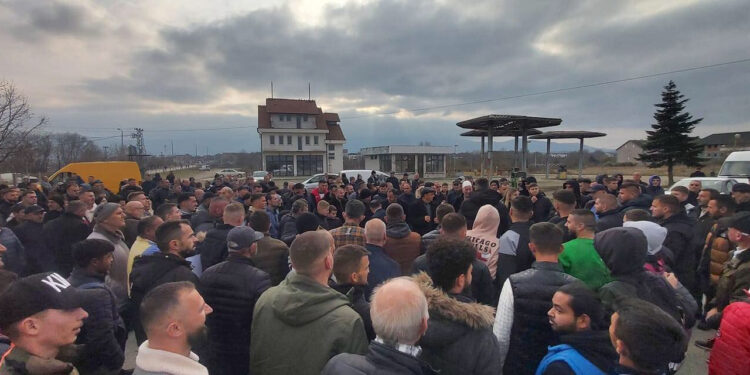 Protestojnë banorët e Rogovës, kërkojnë sanimin e urës së dëmtuar nga vërshimet (VIDEO/FOTO)