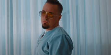 Blero harron Afronën? Shfaqet përkrah një biondeje