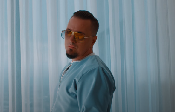 Blero harron Afronën? Shfaqet përkrah një biondeje