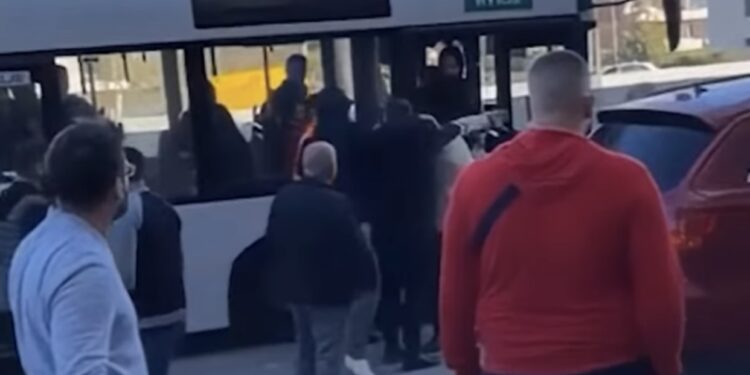 Publikohen pamjet ku disa të rinj shtyjnë dhe godasin një të moshuar