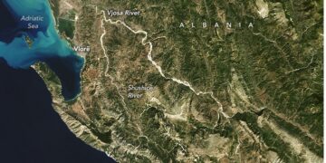 “Rrjedh i lirë nëpër Shqipëri”, NASA publikon foto të lumit Vjosë